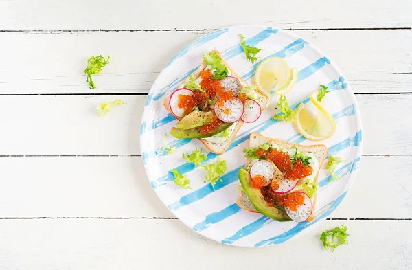 Panini Con Caviale Rosso Salmone Con Avocado Fette Ravanello Panino — Foto Stock