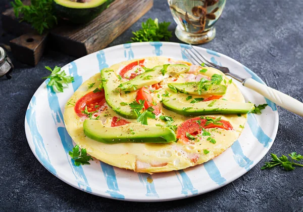 Keto Colazione Omelette Con Prosciutto Pomodori Avocado Sul Tavolo Grigio — Foto Stock