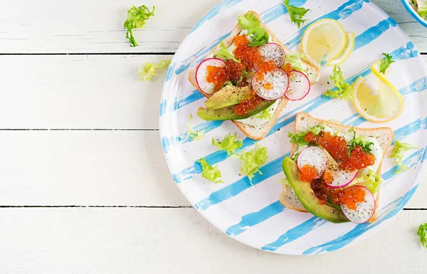 Broodjes Met Zalmrode Kaviaar Met Gesneden Avocado Radijs Sandwich Voor — Stockfoto