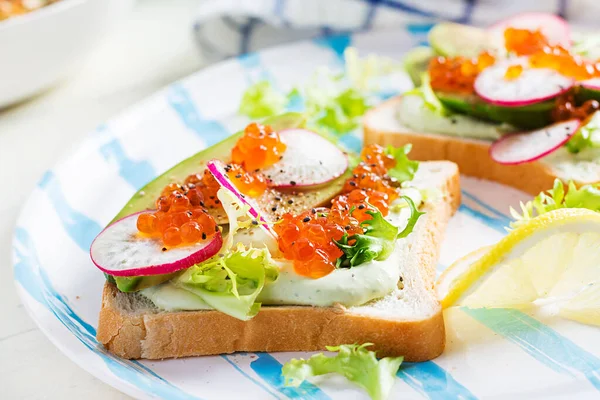Sandvișuri Caviar Roșu Somon Avocado Feliat Ridiche Sandwich Pentru Prânz — Fotografie, imagine de stoc