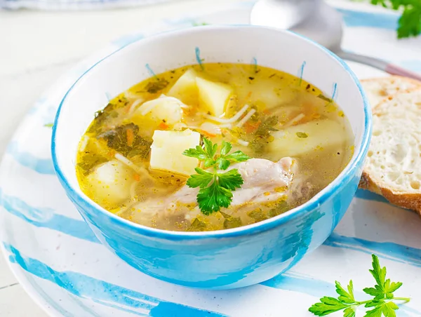 Sopa Pollo Con Fideos Verduras Tazón —  Fotos de Stock