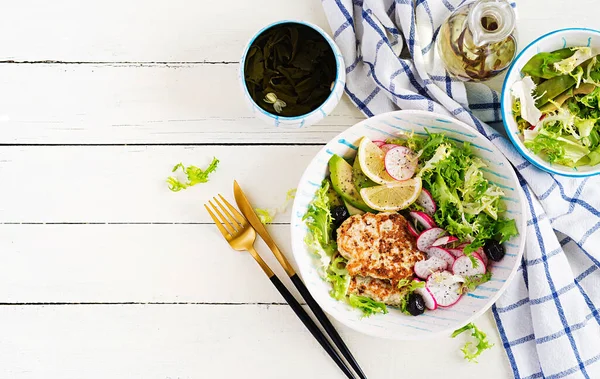 致病性饮食 佛碗菜 鸡肉汉堡 萝卜和黑橄榄 排毒和健康的概念 基托食品 — 图库照片