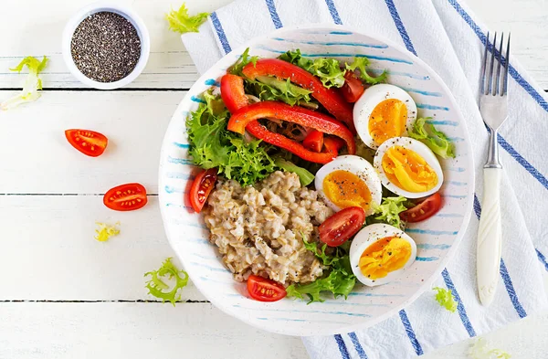 Pequeno Almoço Mingau Aveia Com Ervas Verdes Ovo Cozido Tomates — Fotografia de Stock