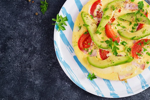 Till Frukost Omelett Med Skinka Tomater Och Avokado Grått Bord — Stockfoto