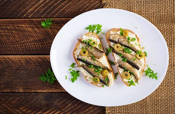 Sandwich Smorrebrod Met Sproeten Groene Olijven Boter Houten Tafel Deense — Stockfoto