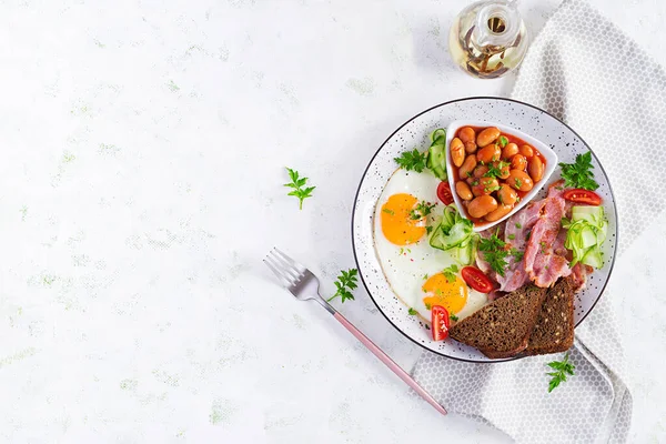 Café Manhã Inglês Ovo Frito Feijões Bacon Tomates Pão Vista — Fotografia de Stock