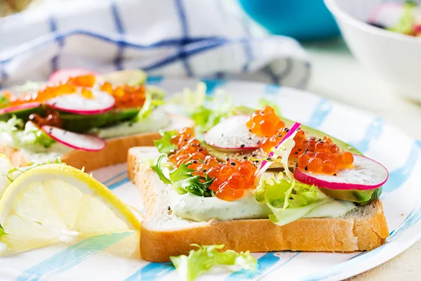 Sandwiches Con Caviar Rojo Salmón Con Aguacate Rodajas Rábano Sándwich —  Fotos de Stock