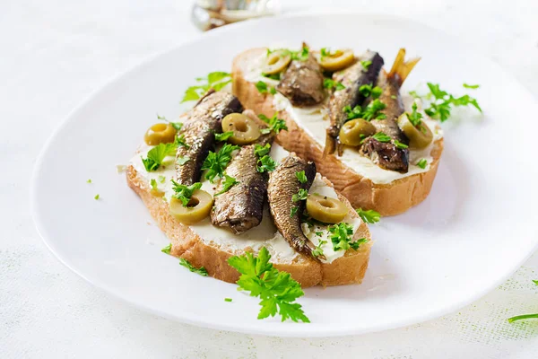 Sandviç Lahanalı Yeşil Zeytinli Tereyağlı Danimarka Mutfağı — Stok fotoğraf