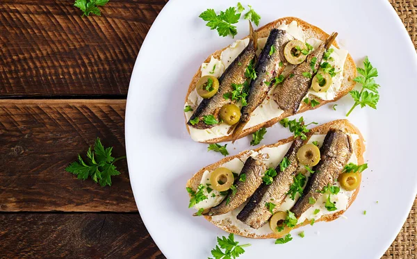 Sandwich Smorrebrod Met Sproeten Groene Olijven Boter Houten Tafel Deense — Stockfoto