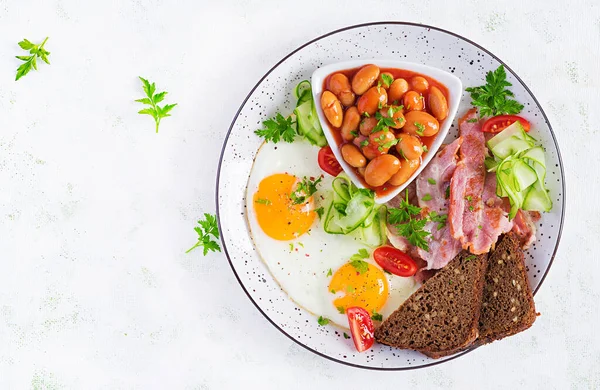 Micul Dejun Englezesc Prăjit Fasole Slănină Roșii Pâine Vedere Sus — Fotografie, imagine de stoc