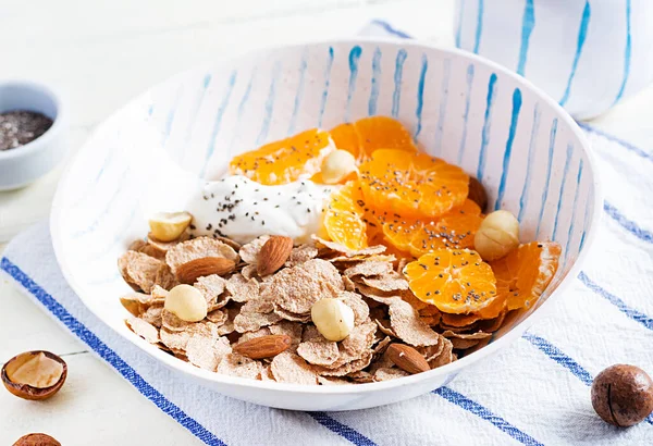 Cuenco Hojuelas Con Yogur Mandarina Sobre Mesa Madera Blanca Comida — Foto de Stock