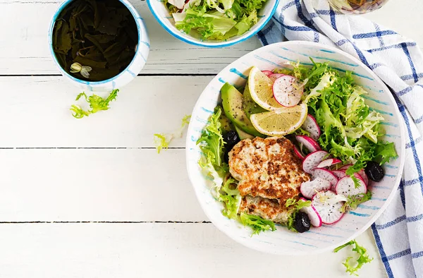 Dieta Chetogenica Budda Ciotola Con Hamburger Pollo Avocado Ravanello Olive — Foto Stock