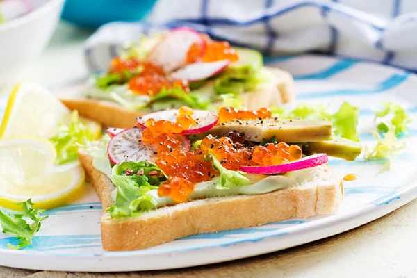 Sandvișuri Caviar Roșu Somon Avocado Feliat Ridiche Sandwich Pentru Prânz — Fotografie, imagine de stoc