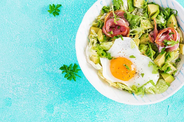 Ketogen Paleodiet Stekt Ägg Prosciutto Avokado Och Färsk Sallad Blått — Stockfoto