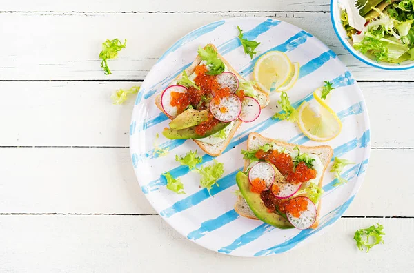 Broodjes Met Zalmrode Kaviaar Met Gesneden Avocado Radijs Sandwich Voor — Stockfoto