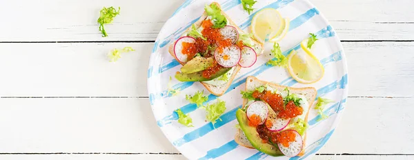 Broodjes Met Zalmrode Kaviaar Met Gesneden Avocado Radijs Sandwich Voor — Stockfoto