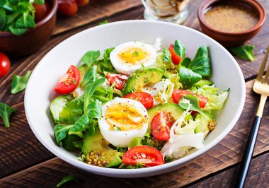 Taze avokado salatası, domates, avokado, haşlanmış yumurta ve taze marul. Ketogenik diyet kahvaltısı. Keto, paleo salatası..