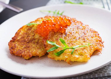 Kızarmış patates gözlemesi, kırmızı havyar ve ekşi krema, börek, roesti. Geleneksel lezzetli yemekler, öğle yemeği..