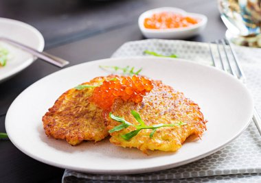 Kızarmış patates gözlemesi, kırmızı havyar ve ekşi krema, börek, roesti. Geleneksel lezzetli yemekler, öğle yemeği..