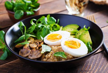 Kahvaltı yulaf lapası haşlanmış yumurta, avokado ve kızarmış mantar. Sağlıklı dengeli yiyecekler.