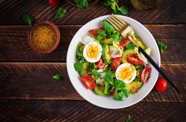 Taze avokado salatası, domates, avokado, haşlanmış yumurta ve taze marul. Ketogenik diyet kahvaltısı. Keto, paleo salatası. Üstten, üstten, üstten