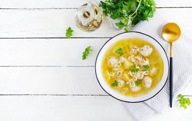 Sağlıklı tavuk köftesi çorbası ve makarna. Evde yemek pişirmek için basit bir tarif. Üst manzara, düz uzanma
