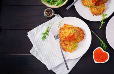Kızarmış patates gözlemesi, kırmızı havyar ve ekşi krema, börek, roesti. Geleneksel lezzetli yemekler, öğle yemeği. Üst manzara, düz uzanma