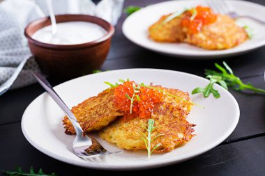 Kızarmış patates gözlemesi, kırmızı havyar ve ekşi krema, börek, roesti. Geleneksel lezzetli yemekler, öğle yemeği..