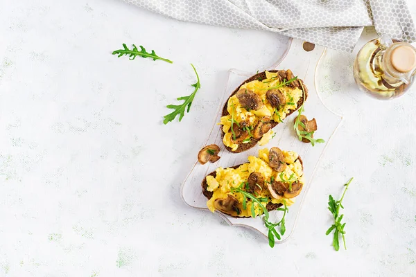 Scrambled Eggs Fried Mushrooms Bread Homemade Breakfast Brunch Meal Scrambled — Stock Photo, Image