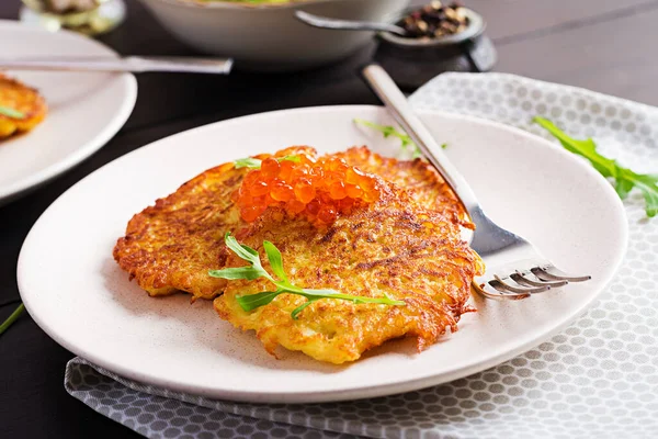 Sült Burgonya Palacsinta Vörös Kaviárral Tejföllel Fritterrel Roesti Hagyományos Ízletes — Stock Fotó