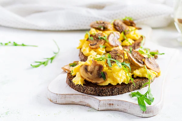 Яєчня Смажені Гриби Хлібі Домашній Сніданок Або Обід Яєчня Бутерброди — стокове фото