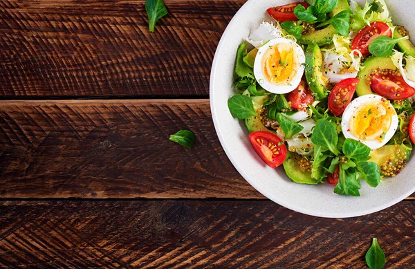 新鲜鳄梨沙拉 西红柿 煮鸡蛋和新鲜生菜 基因饮食早餐 古沙拉 头顶视图 — 图库照片