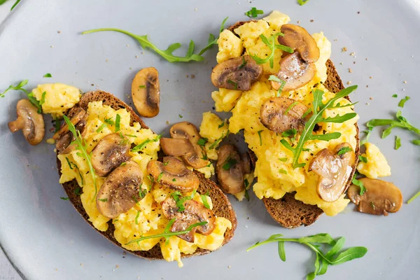 Яєчня Смажені Гриби Хлібі Домашній Сніданок Або Обід Яєчня Бутерброди — стокове фото