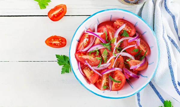 Tomates Frescos Con Cebolla Roja Especias Tazón Azul Concepto Aperitivo —  Fotos de Stock