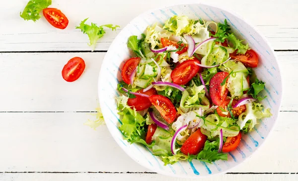 Tomates Frescos Com Pepino Alface Cebola Vermelha Especiarias Uma Tigela — Fotografia de Stock