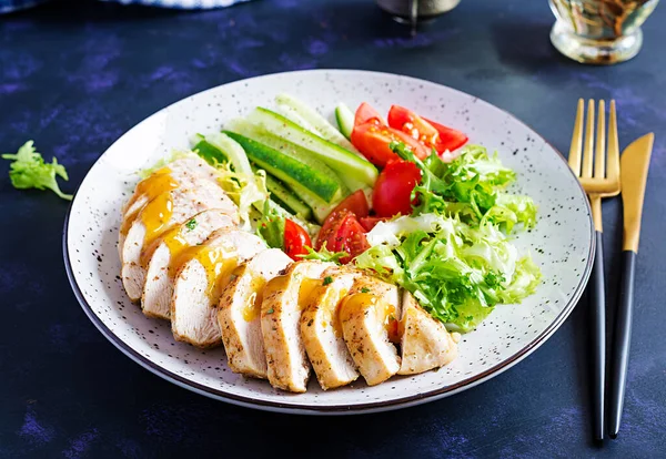 Ketogeen Keto Voedsel Gebakken Kipfilet Verse Groentesalade Van Tomaten Komkommers — Stockfoto