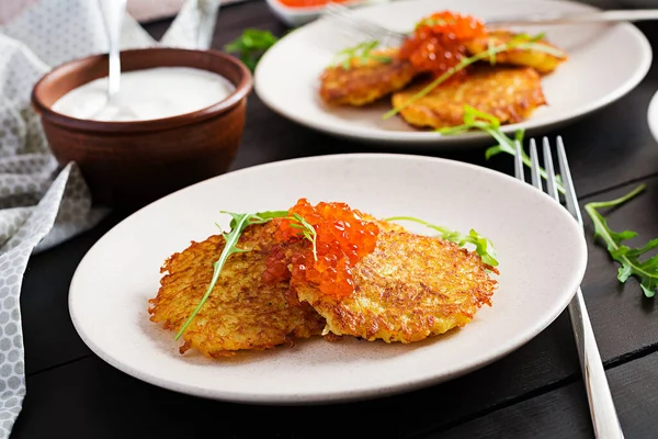 Gebratene Kartoffelpuffer Mit Rotem Kaviar Und Saurer Sahne Krapfen Rösti — Stockfoto