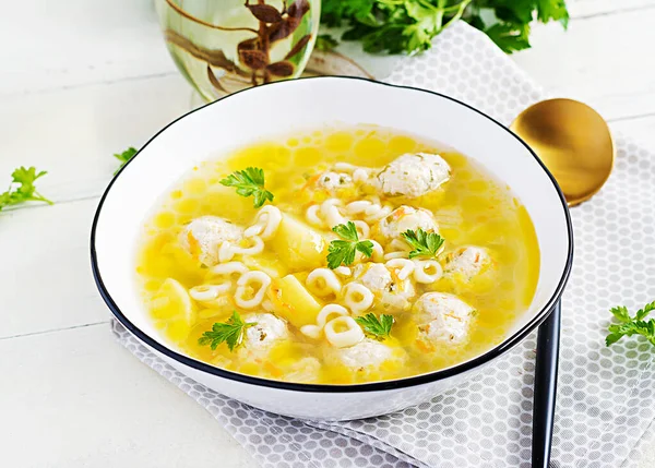 健康的鸡肉肉丸汤和意大利面 在家做饭的简单菜谱 — 图库照片