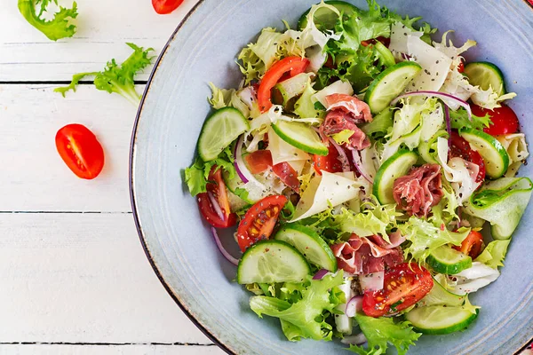 Salade Cétogène Avec Prosciutto Tomates Concombre Laitue Oignon Rouge Fromage — Photo