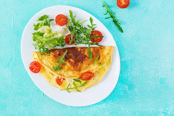 Petit Déjeuner Omelette Aux Tomates Fromage Roquette Sur Assiette Blanche — Photo
