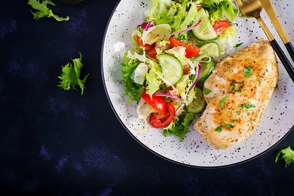 Ketogenik Keto Yemeği Kızarmış Tavuk Fileto Taze Sebze Salatası Salatalık — Stok fotoğraf