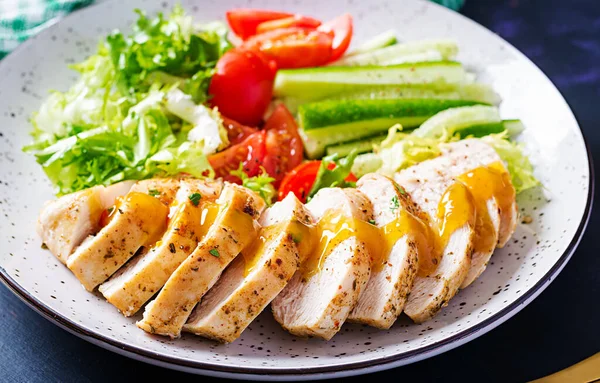 키토겐 닭고기 도마도 상추등의 샐러드 샐러드와 닭고기 건강에 — 스톡 사진