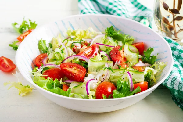 Verse Tomaten Met Komkommer Sla Rode Specerijen Een Witte Kom — Stockfoto