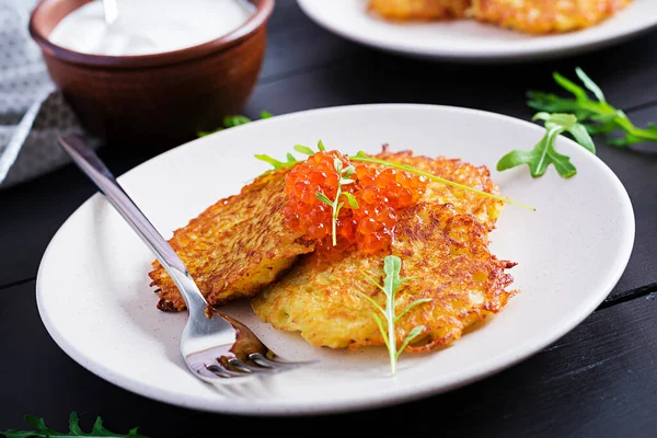 Gebratene Kartoffelpuffer Mit Rotem Kaviar Und Saurer Sahne Krapfen Rösti — Stockfoto