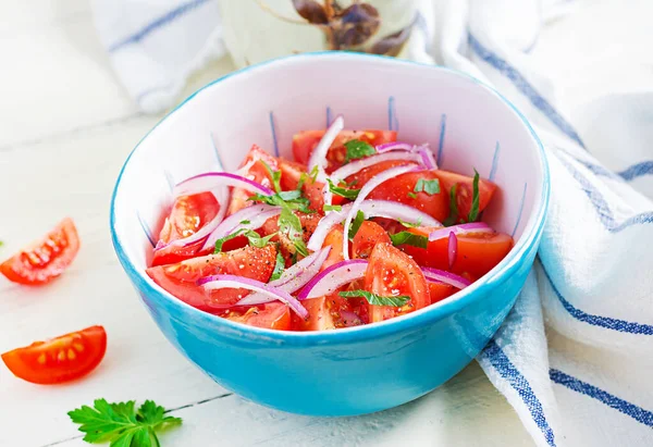 Frische Tomaten Mit Roten Zwiebeln Und Gewürzen Einer Blauen Schüssel — Stockfoto