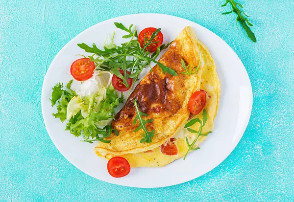 Colazione Omelette Con Pomodori Formaggio Rucola Piatto Bianco Frittata Frittata — Foto Stock