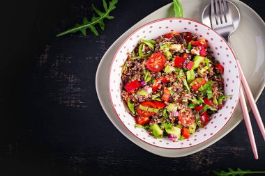 Kinoalı Tabbouleh. Tabbouleh salatası - geleneksel Orta Doğu mutfağı. Vejetaryen salatası, kinoa, domates, avokado, yeşil otlar ve limon suyu. Vejetaryen ve vejetaryen yemeği. Üst görünüm, yukarıda