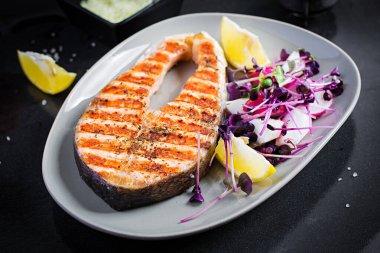 Somon balığı. Somon balığı bifteği ızgara ve mikroyeşillikli turp salatası. Sağlıklı yemek..