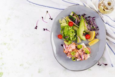 Fırında somonlu sandviç. Tapas. Somonlu sandviç, peynir, avokado ve mikroyeşillik. Üst görünüm, genel görünüm