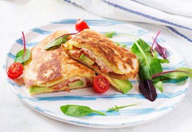 Quesadilla ve yumurtalı lezzetli kahvaltı. Meksika mutfağı. Omletle, peynirle, domatesle, avokadoyla moda yemekler. Basit ve kolay bir yemek..